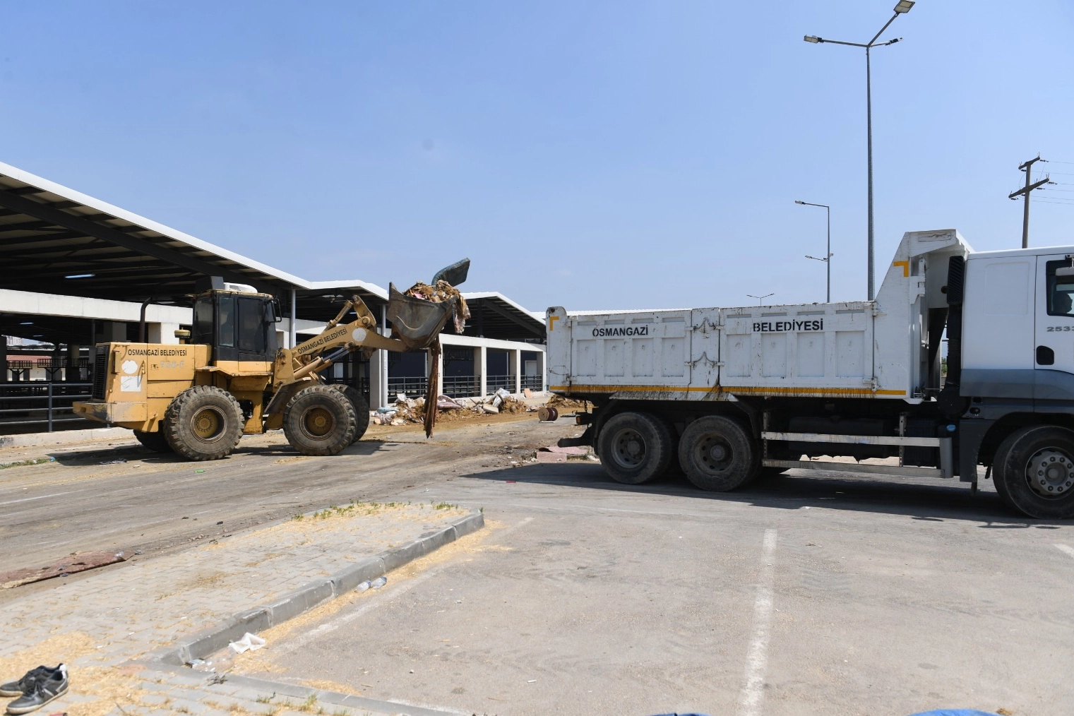 Bursa Osmangazi'de pazarlar temizlenerek dezenfekte edildi