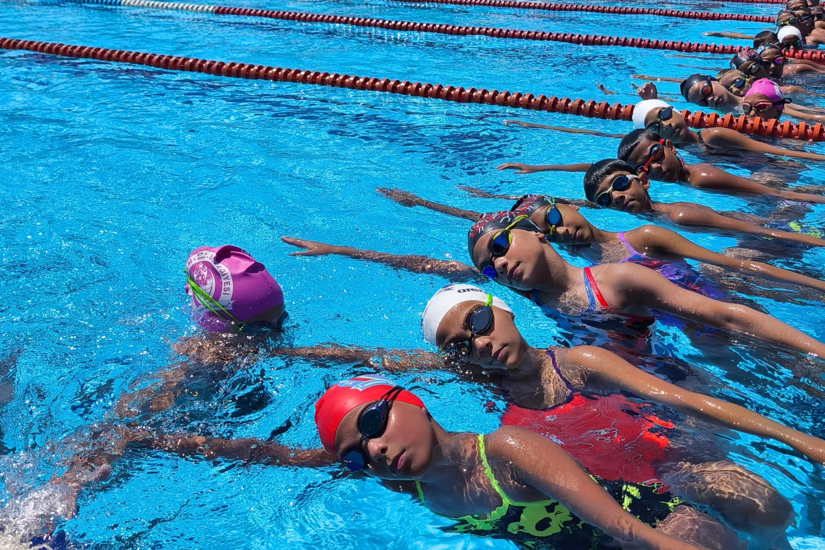 Bursa Yıldırım'da yüzme kursuna büyük ilgi