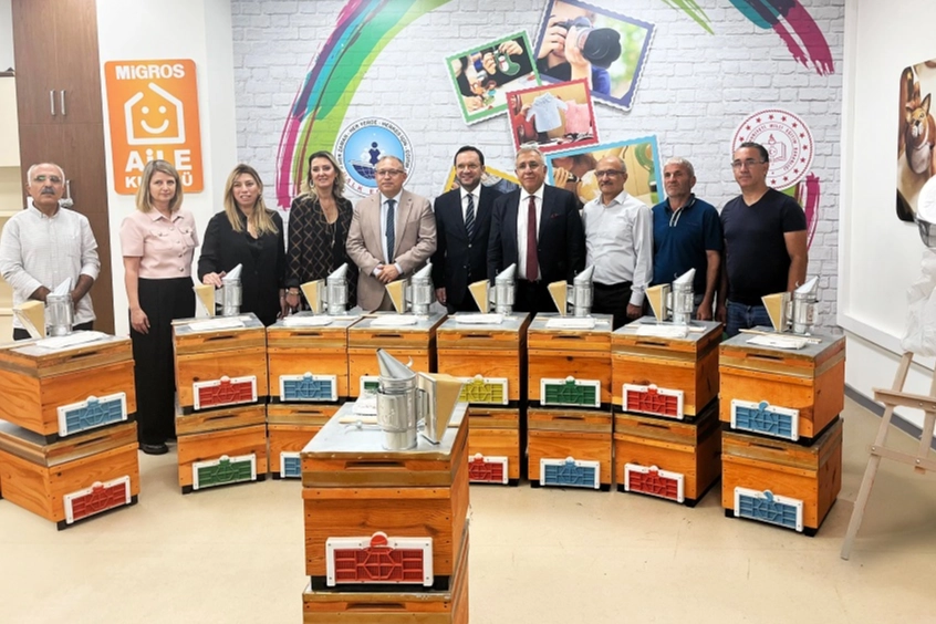 Yalova'da başarılı kursiyerlere arıcılık başlangıç seti desteği