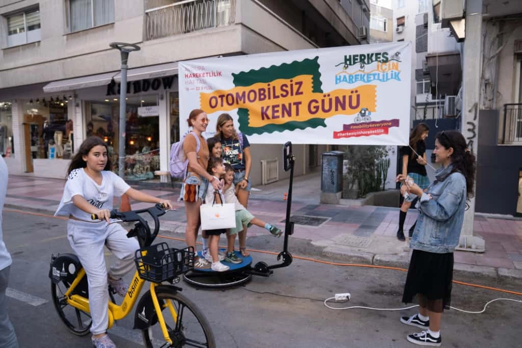 İzmir’de yayalardan 'Otomobilsiz Kent Günü' keyfi
