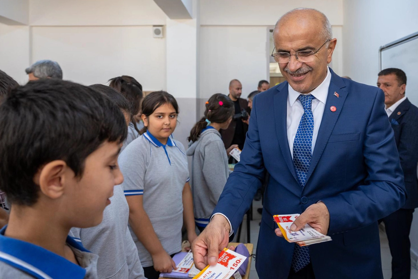 Malatya'da Başkan Er ortaokul öğrencilerini ziyaret etti