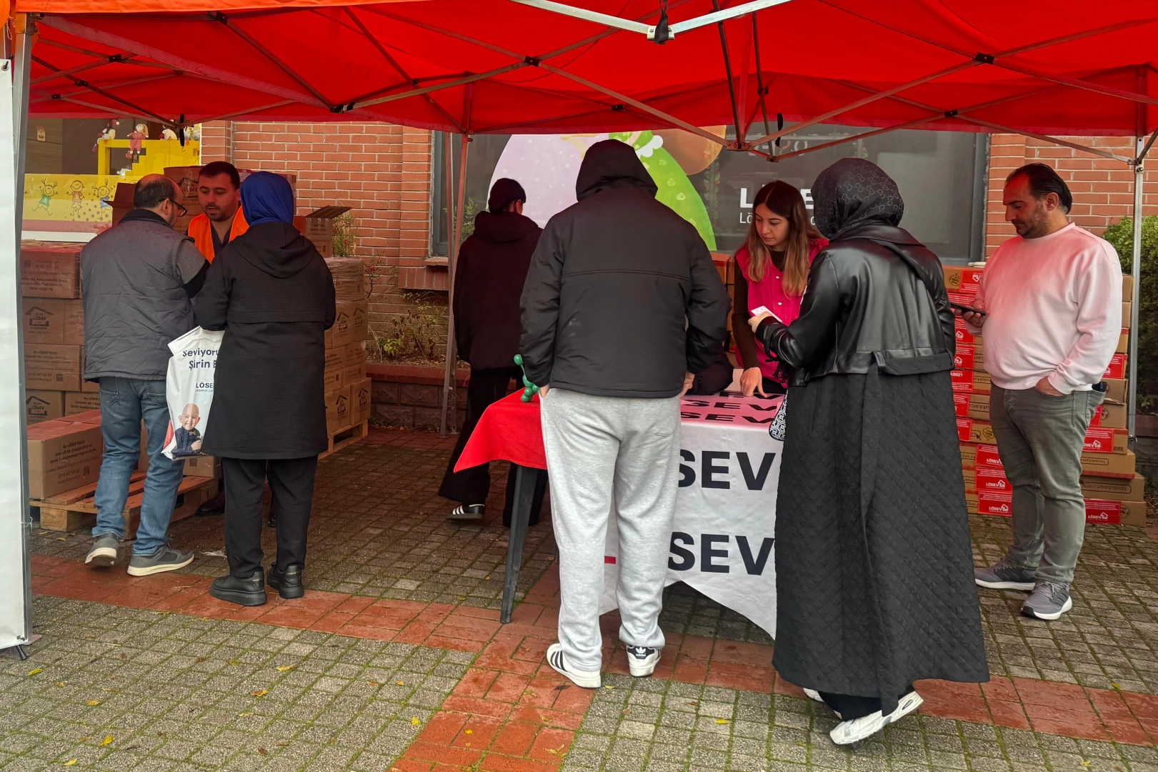 LÖSEV mutlu et paketlerini ulaştırmaya İstanbul’da devam ediyor!