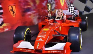 Ünlü mimar Dubai’de Ferrari’yi test etti
