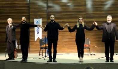 Van’da ünlü oyuncuyu izlemek için akın ettiler