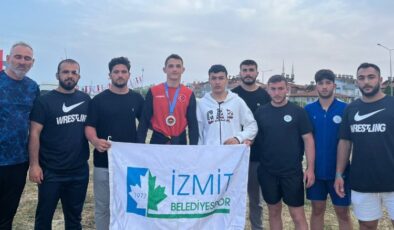İzmit’in güreşçileri gururlandırıyor