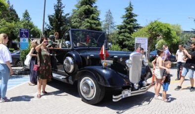 Atatürk’ün tören arabası İzmitlilerle buluşuyor