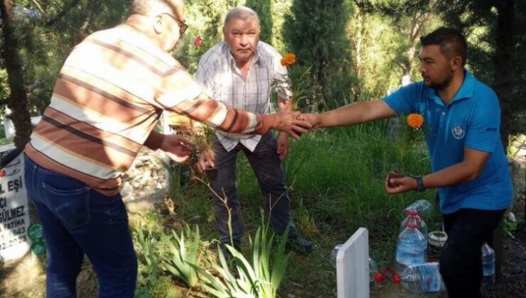 Manisa Büyükşehir’den kabristan ziyaretçilerine gül suyu