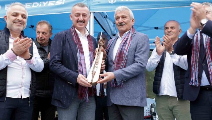 Başkan Büyükakın’a hediye kemençe