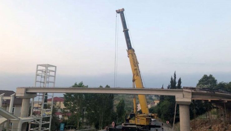 Darıca feribot yolu üstgeçidinin kirişleri monte edildi