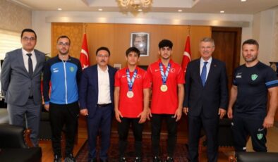 Kayseri Valisi şampiyonları ağırladı
