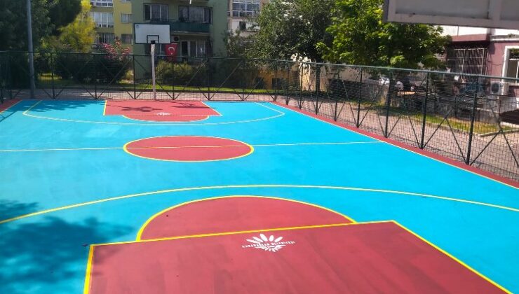 Karabağlar’ın parkları renkleniyor