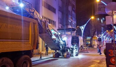 Kocaeli İzmit’te asfaltlamada gece mesaisi